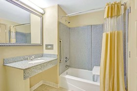 Days Inn & Suites by Wyndham Jeffersonville IN