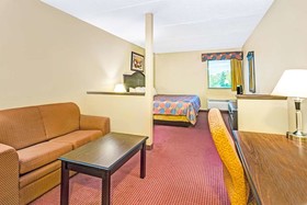 Days Inn & Suites by Wyndham Jeffersonville IN