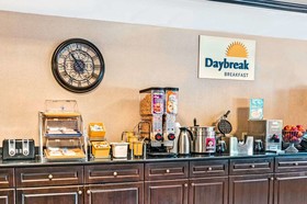 Days Inn & Suites by Wyndham Jeffersonville IN