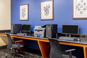 La Quinta Inn & Suites by Wyndham Indianapolis Airport West