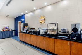 La Quinta Inn & Suites by Wyndham Indianapolis Airport West