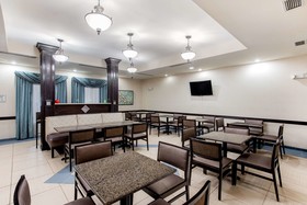 La Quinta Inn & Suites by Wyndham Indianapolis Airport West