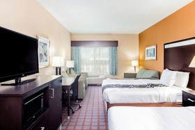 La Quinta Inn & Suites by Wyndham Indianapolis Airport West