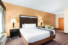 La Quinta Inn & Suites by Wyndham Indianapolis Airport West