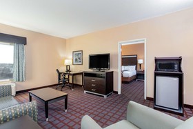 La Quinta Inn & Suites by Wyndham Indianapolis Airport West