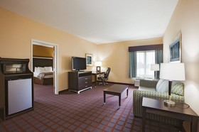 La Quinta Inn & Suites by Wyndham Indianapolis Airport West
