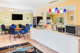 Days Inn & Suites by Wyndham Terre Haute