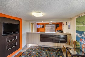 Econo Lodge Inn & Suites
