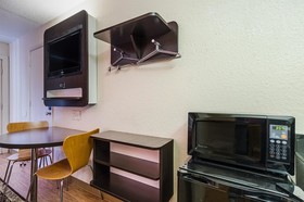 Econo Lodge Inn & Suites