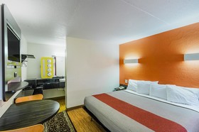 Econo Lodge Inn & Suites