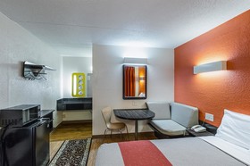 Econo Lodge Inn & Suites