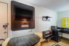 Econo Lodge Inn & Suites