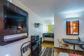 Econo Lodge Inn & Suites