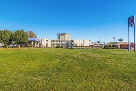 Econo Lodge Inn & Suites