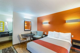 Econo Lodge Inn & Suites