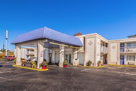 Econo Lodge Inn & Suites