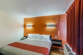 Econo Lodge Inn & Suites