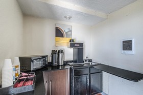 Econo Lodge Inn & Suites
