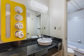 Econo Lodge Inn & Suites