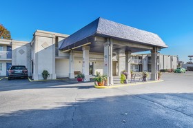 Econo Lodge Inn & Suites