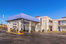 Econo Lodge Inn & Suites