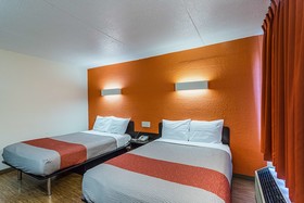 Econo Lodge Inn & Suites