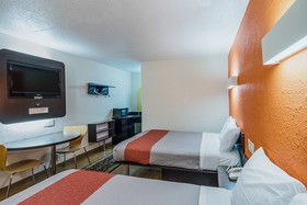 Econo Lodge Inn & Suites