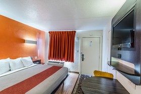 Econo Lodge Inn & Suites