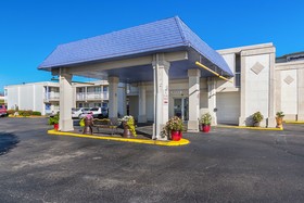 Econo Lodge Inn & Suites