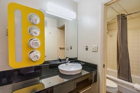 Econo Lodge Inn & Suites