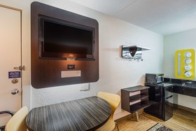 Econo Lodge Inn & Suites