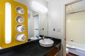 Econo Lodge Inn & Suites