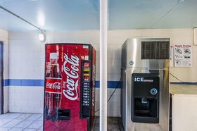 Econo Lodge Inn & Suites