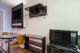 Econo Lodge Inn & Suites