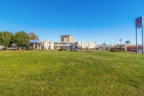 Econo Lodge Inn & Suites