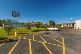 Econo Lodge Inn & Suites