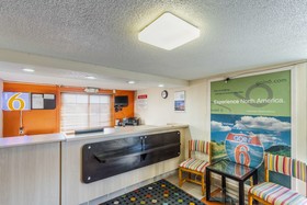 Econo Lodge Inn & Suites