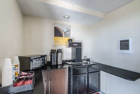 Econo Lodge Inn & Suites