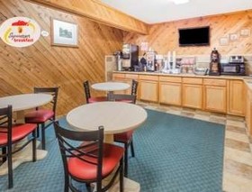 Super 8 by Wyndham Anamosa IA