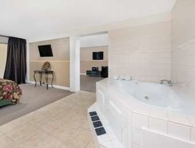 Howard Johnson by Wyndham Burlington