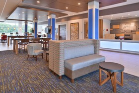 Holiday Inn Express & Suites Omaha Airport