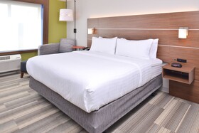 Holiday Inn Express & Suites Omaha Airport