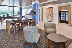 Holiday Inn Express & Suites Omaha Airport