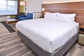 Holiday Inn Express & Suites Omaha Airport