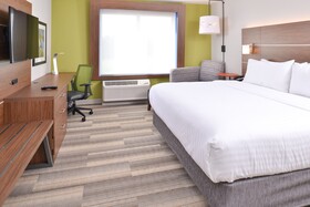 Holiday Inn Express & Suites Omaha Airport