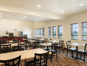 Super 8 by Wyndham Cedar Falls IA - University