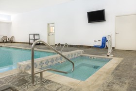 Super 8 by Wyndham Cedar Falls IA - University