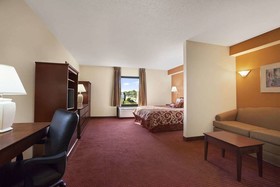 Days Inn & Suites by Wyndham Cedar Rapids