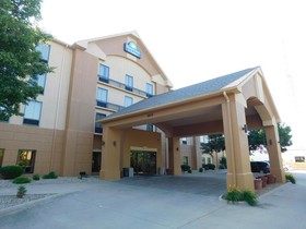 Days Inn & Suites by Wyndham Cedar Rapids