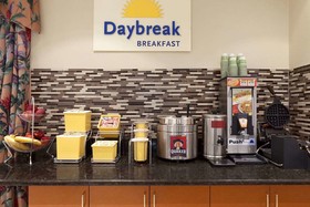 Days Inn & Suites by Wyndham Cedar Rapids